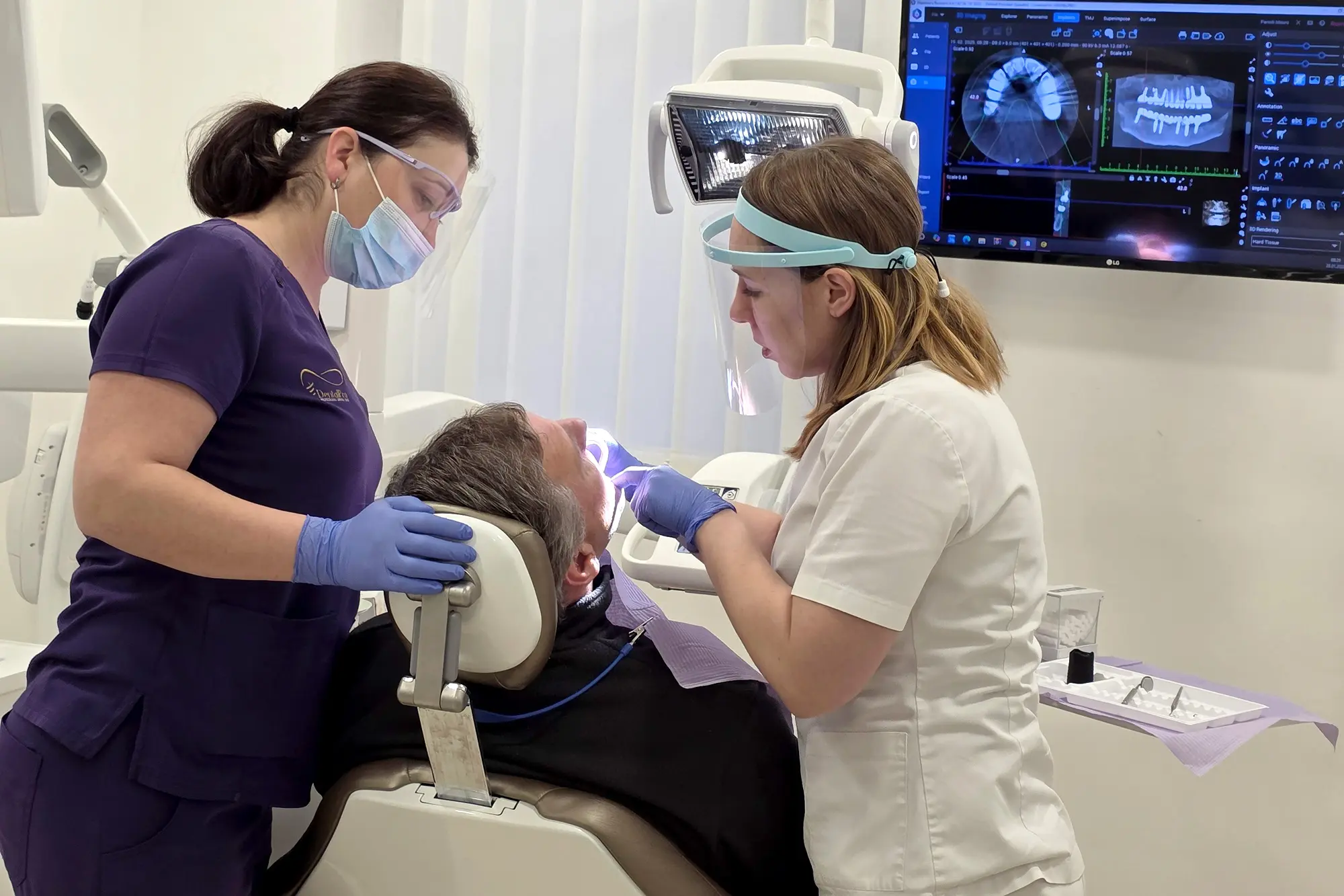 Intervento e valutazione di chirurgia orale presso Dental Professionals con supporto di diagnostica digitale.