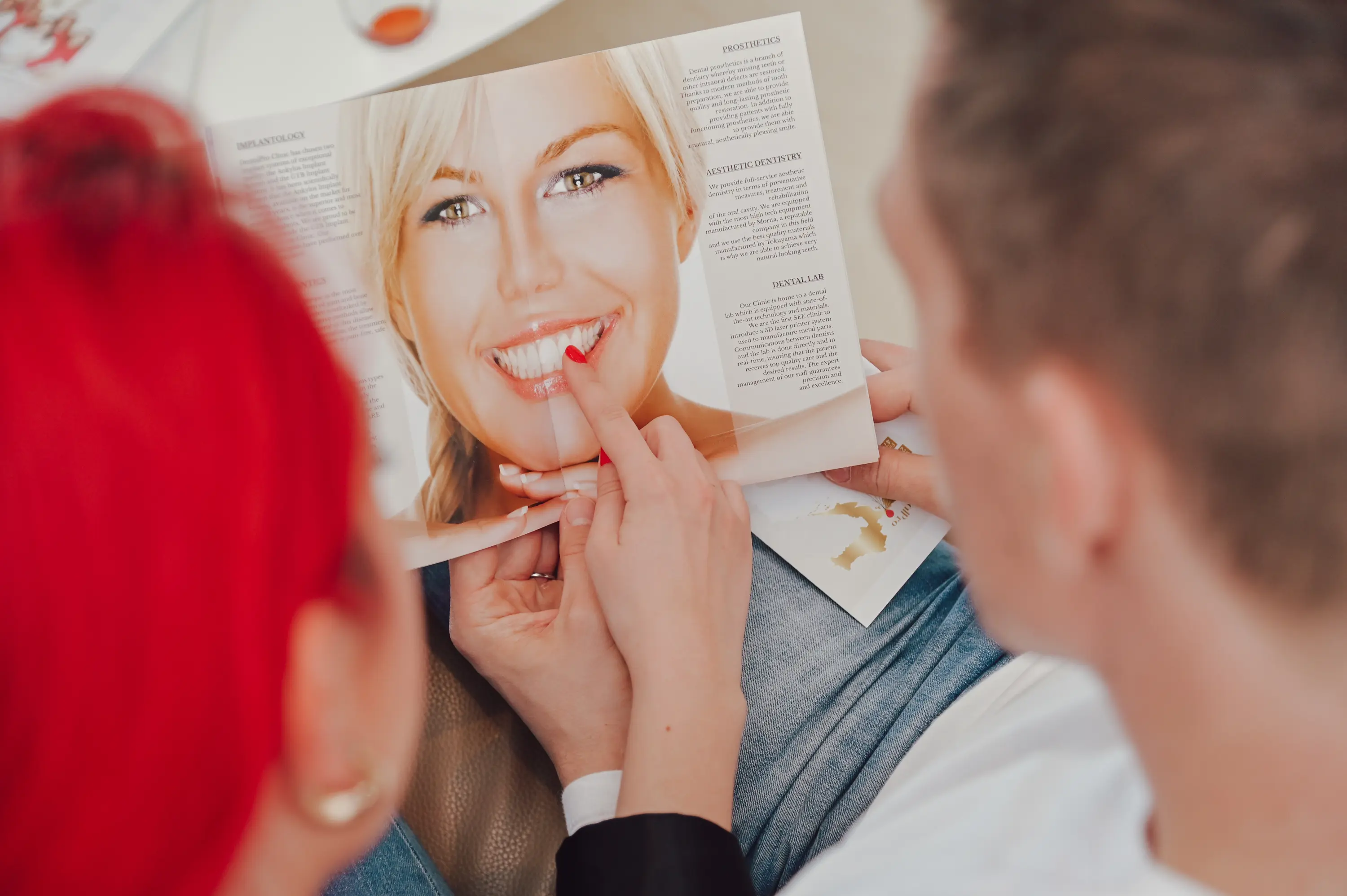 Valutazione del sorriso durante una consulenza di estetica dentale presso Dental Professionals.